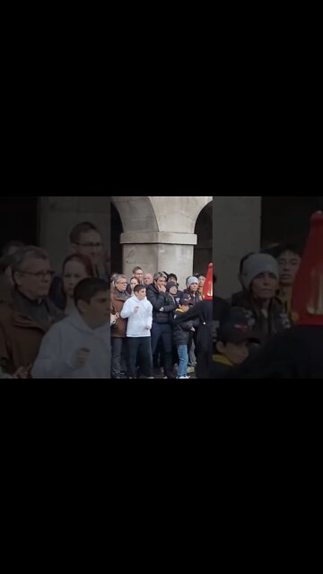 Kid tourist scared half to death by the kings guard #horseguardsparade