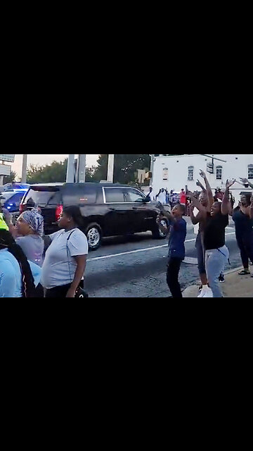 Black Neighborhoods in Atlanta scream “Free Trump!!” as his Motorcade passes through 🚨✊🏿