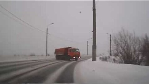 Neve na estrada quase resulta em acidente