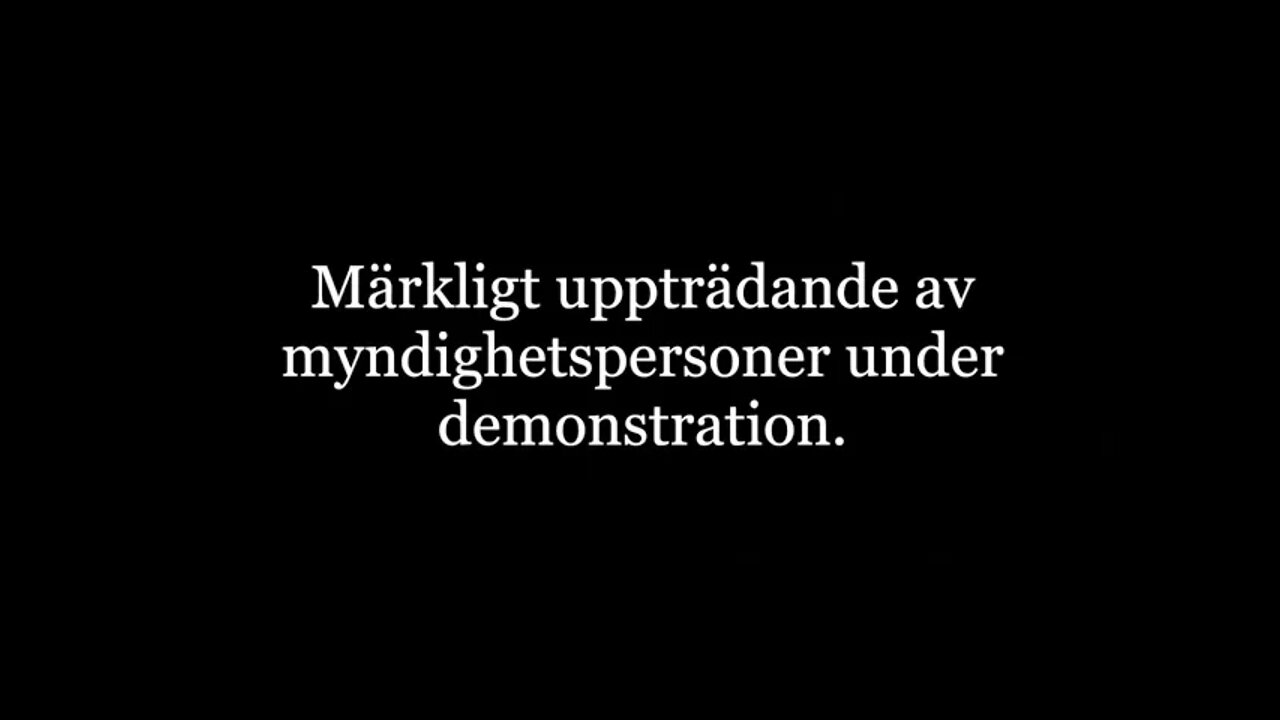 Märkligt uppträdande av myndighetspersoner under demonstration.