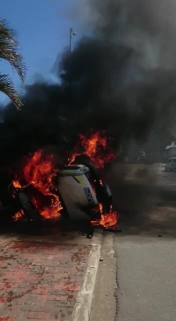 WATCH: UniZulu students torch police vehicles (g5t)