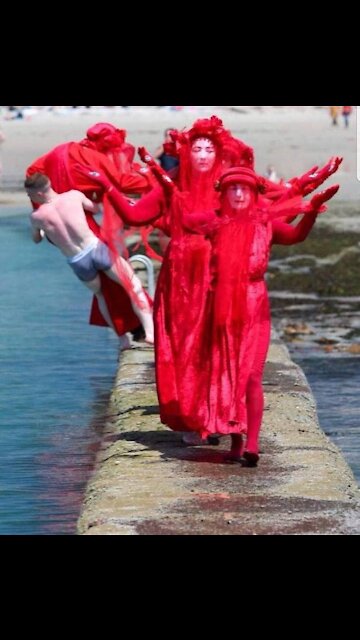 Satanic ritual looking extinction rebellion tackled by beachgoer 🤣🤣