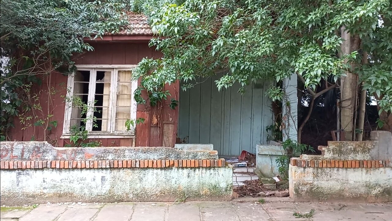 Casa abandonada entre prédios e condomínios no bairro boa vista em Porto Alegre/RS