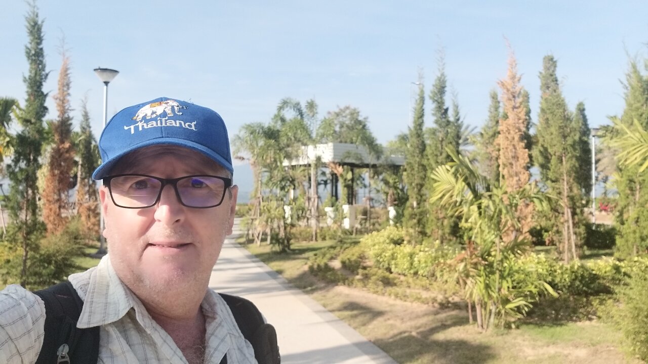 Morning walking alongside Phayao lake