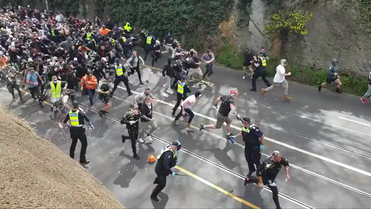 COVID-19 Lockdown Protesters Clash With & Attacked By Police - Melbourne, Australia [9/19/21]