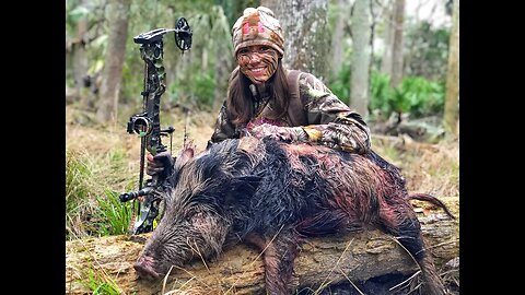 *GRAPHIC* Girl Kills Boar Hog in the Florida Swamp with a Bow - Spot and Stalk!