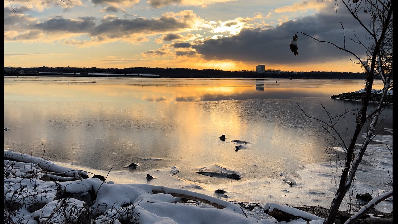 Stunning Sunrise Over Partially Frozen Potomac River | Mesmerizing Ice Sounds! 🧊 🥶 🌅