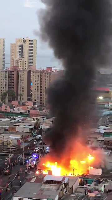 Massive fire breaks out in Iquique, Chile