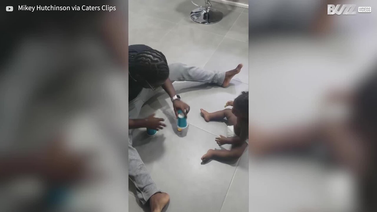 Bebê não se deixa enganar com jogo