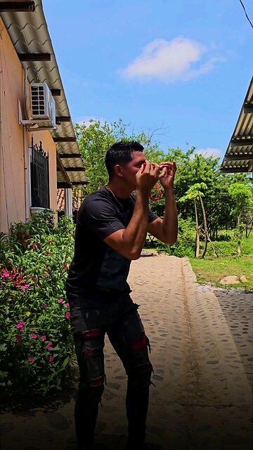 Todo por andar Oliendo CALZ0NES 🤣 #elsalvador4k #humor #shorts