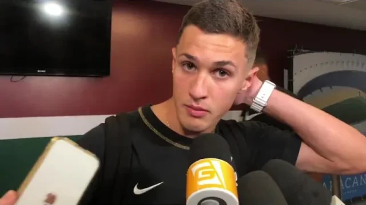 Mateus Vital se desculpando pelo pĂȘnalti perdido contra o Flamengo na final da Copa do Brasil 2022