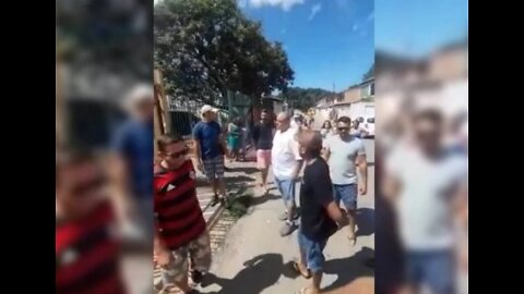 Vizinhos cercaram casa de homem suspeito de espancar menino de 14 anos: “Covarde”