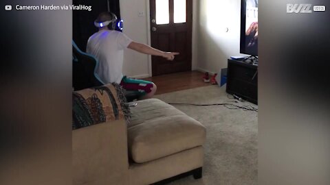 Un garçon filme son frère s'amusant bizarrement avec la réalité virtuelle