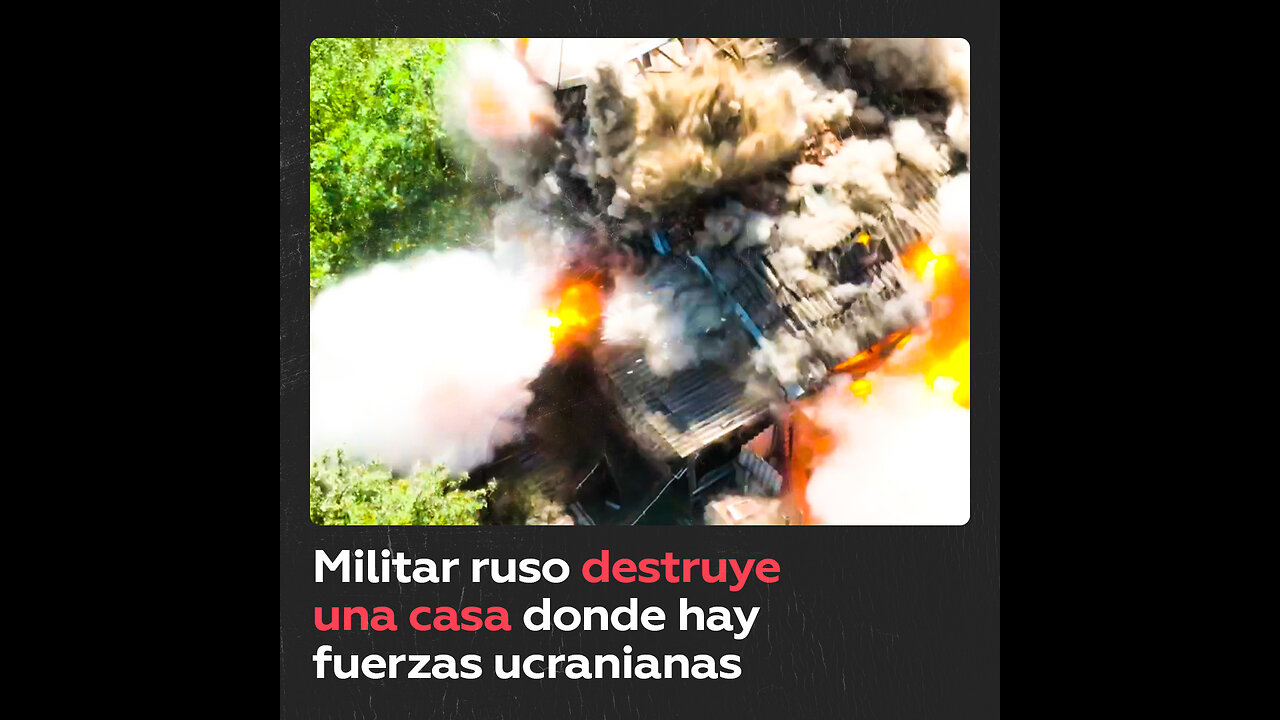 Graban a un soldado ruso haciendo volar por los aires una casa
