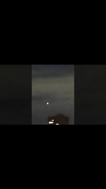 Objeto noturno filmado em apartamento