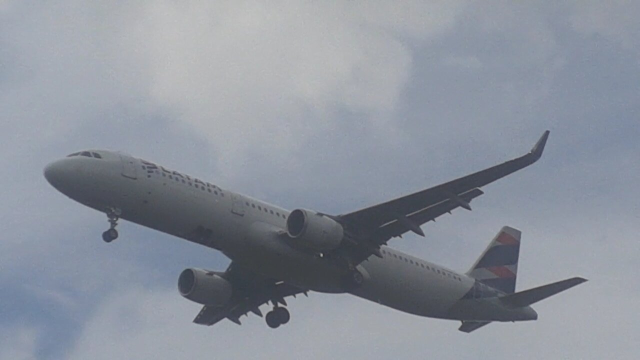 Embraer 195 PR-AXC vindo de Santarém(PA) e Airbus A321 PT-XPC vindo de Brasília