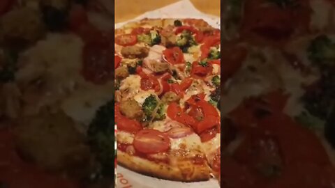 EATING PIZZA AT BLAZE PIZZA. LEBRON JAMES RESTAURANT. #lebronjames #viral #video #nashville #food