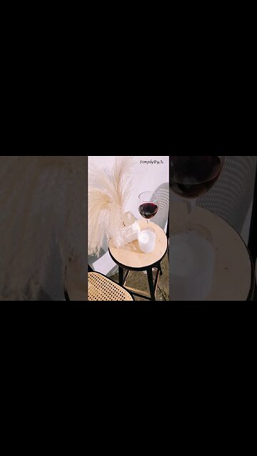 UPCYCLING WOOD STOOL WITH A TOUCH OF PAINT #doityourself #upcycling #stoolupcycle #furnitureflip