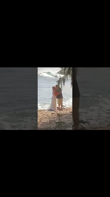 💍WEDDING CRASHER🏄‍♀️CHECK OUT THE BOOGIE BOARDER SURFING IN THE BACKGROUND #aloha #surf