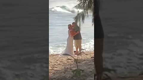 💍WEDDING CRASHER🏄‍♀️CHECK OUT THE BOOGIE BOARDER SURFING IN THE BACKGROUND #aloha #surf
