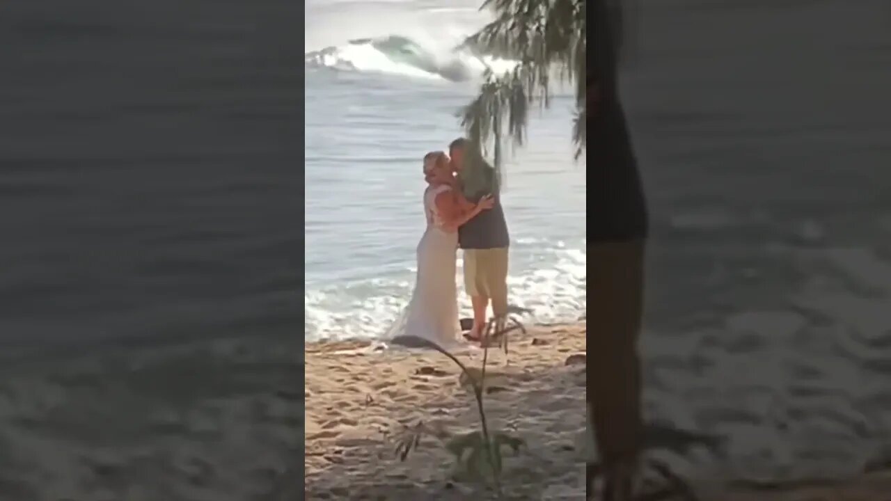 💍WEDDING CRASHER🏄‍♀️CHECK OUT THE BOOGIE BOARDER SURFING IN THE BACKGROUND #aloha #surf