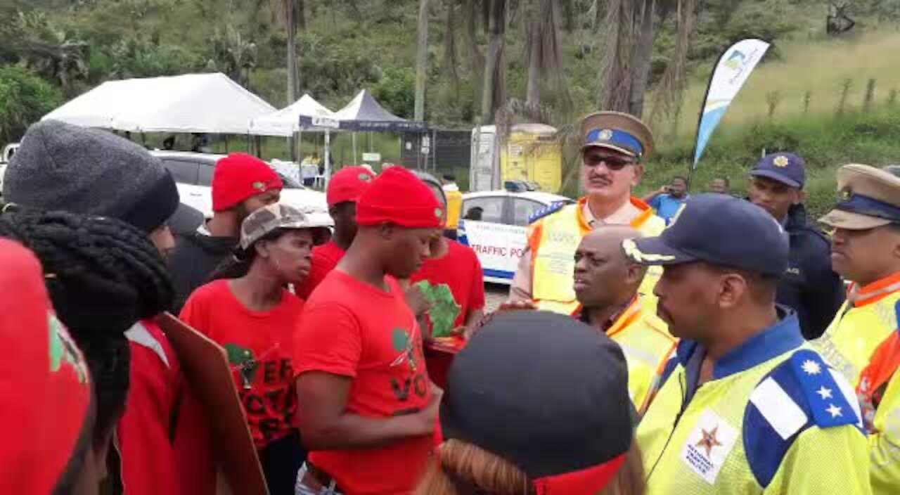 SOUTH AFRICA - Durban - EFF campaigning at toll roadblock (Video) (Mzq)