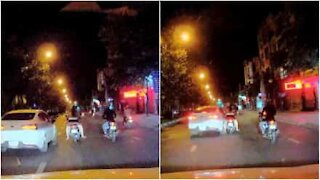 Conducente infuriato spintona una moto