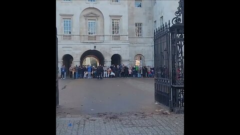 Open the gate for the pigeon changing of the guard #horseguardsparade