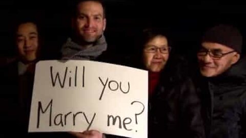 Ricrea la scena di 'Love Actually' per proporle il matrimonio