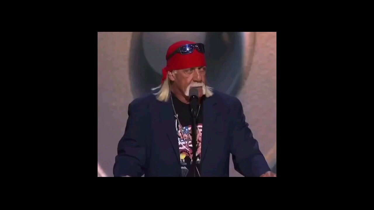 Hulk Hogan en escenario RNC "TRUMPAMANIA"