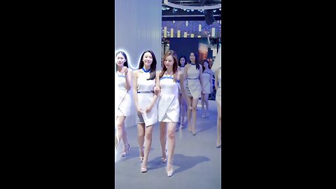 美女车模集体亮相22