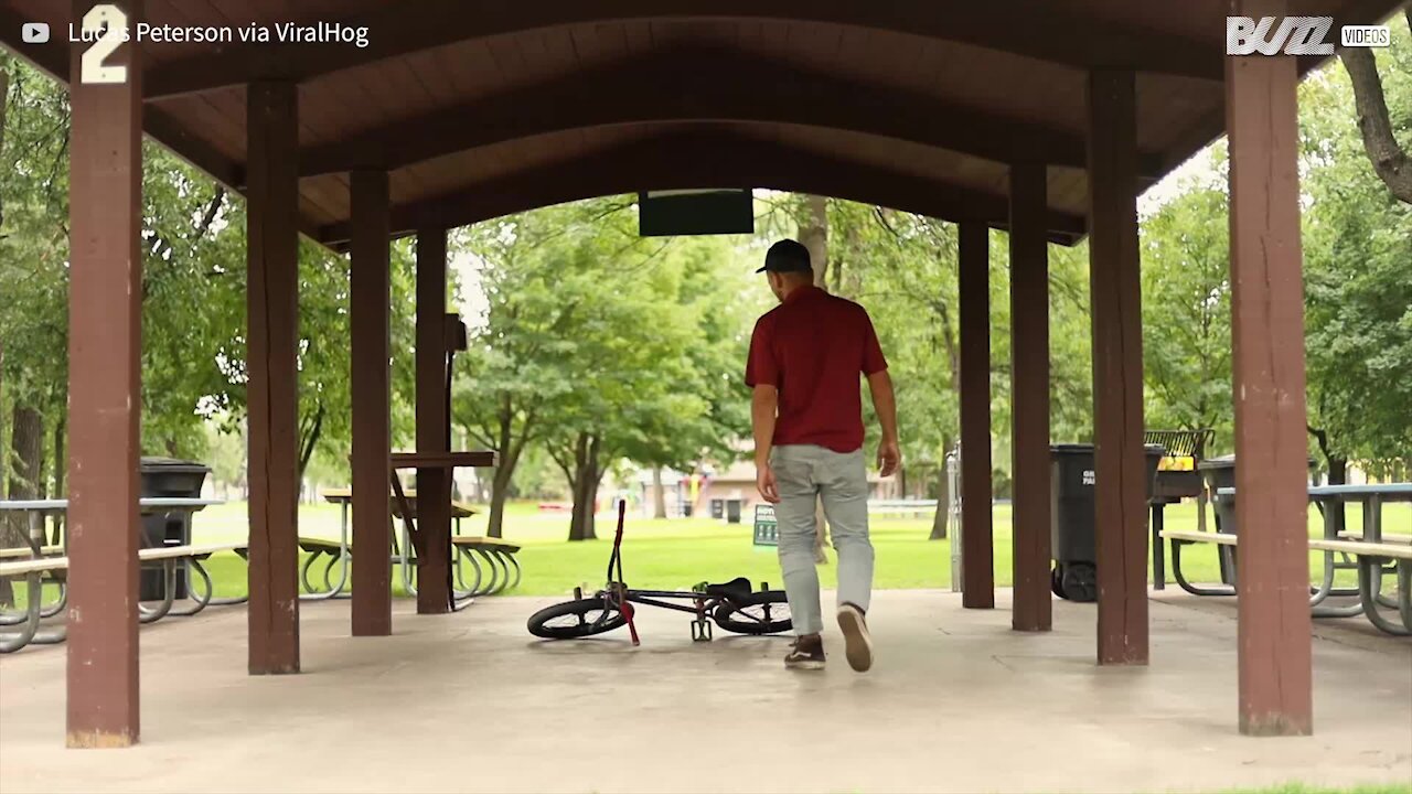 Ce jeune réussit une remarquable figure avec son BMX