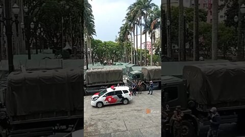 Exercito na praça da se fazendo acampamento