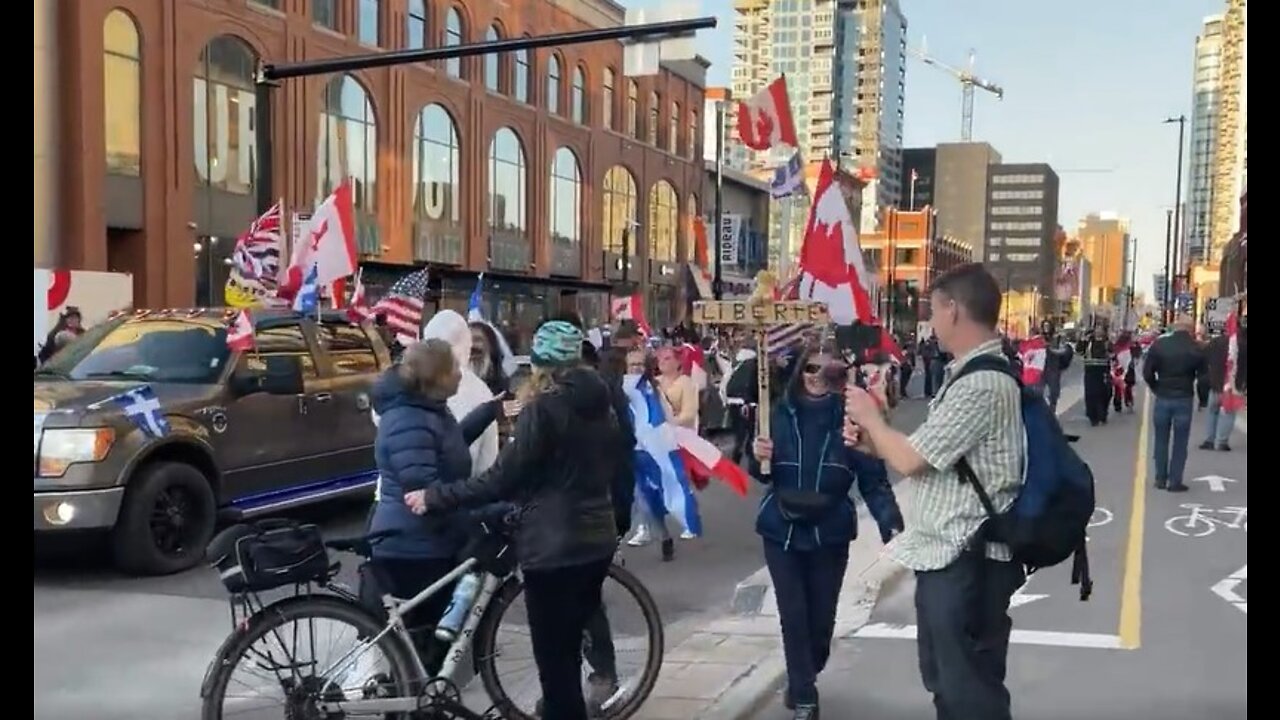 CANADA : Convoy of trucks & cars on Ottawa’s Rideau Street! #RollingThunderOttawa