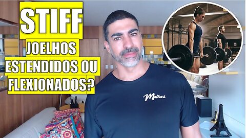 Stiff: joelhos estendidos ou flexionados?