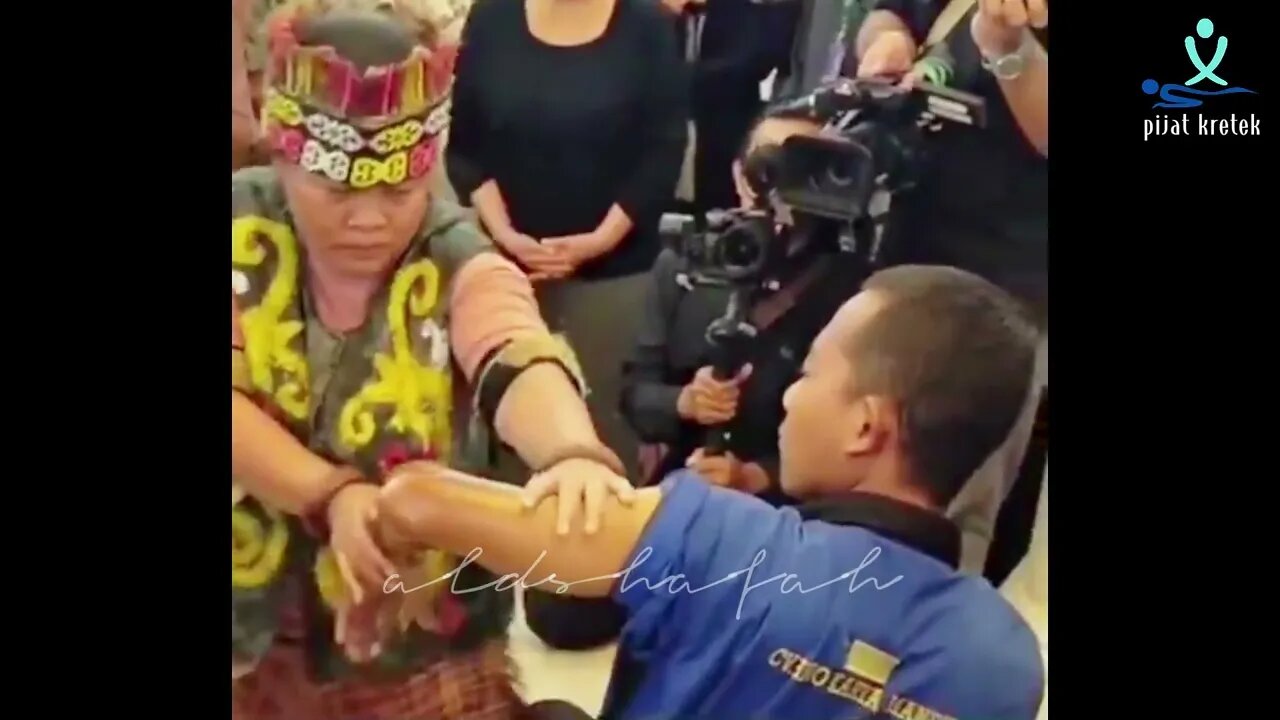 Pengobatan Ibu Ida Dayak | siku tergeser