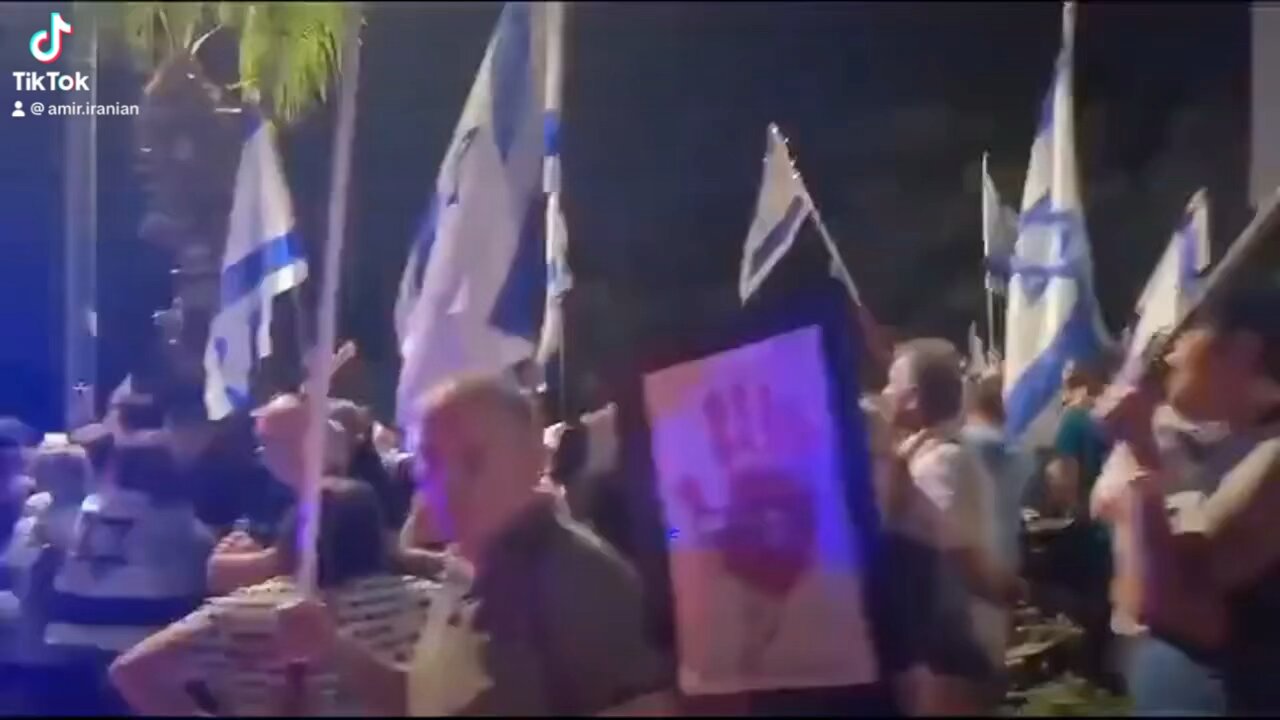 Netanyahu faces protests in front of his house…