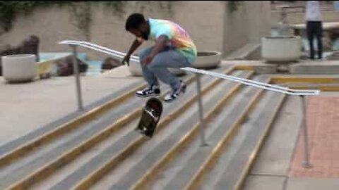 En skate, il gravit 6 marches d'un coup
