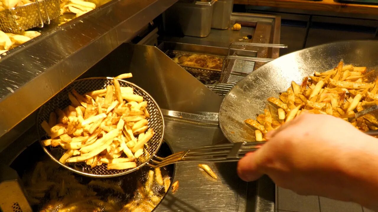 The frying Dutchman | Handcrafted Chicken and Chips in a Mall | Street Food in Berlin