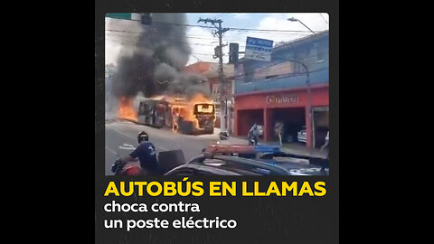 Autobús se incendia, pierde el control y choca contra un poste de luz en Brasil