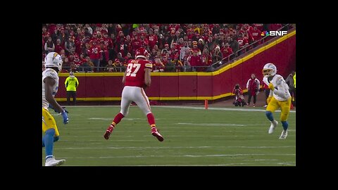 Mahomes' first pass of 'SNF' pinpoints Kelce in Chargers' territory