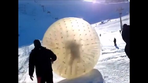 Un italiano in montagna con una mascherina molto particolare