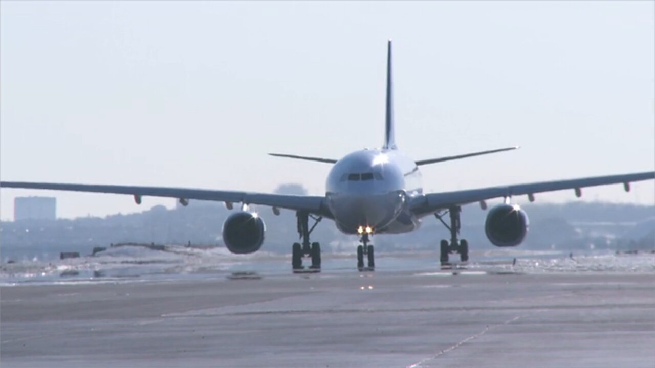 Stay Away From These Airports and Airlines During the Holidays