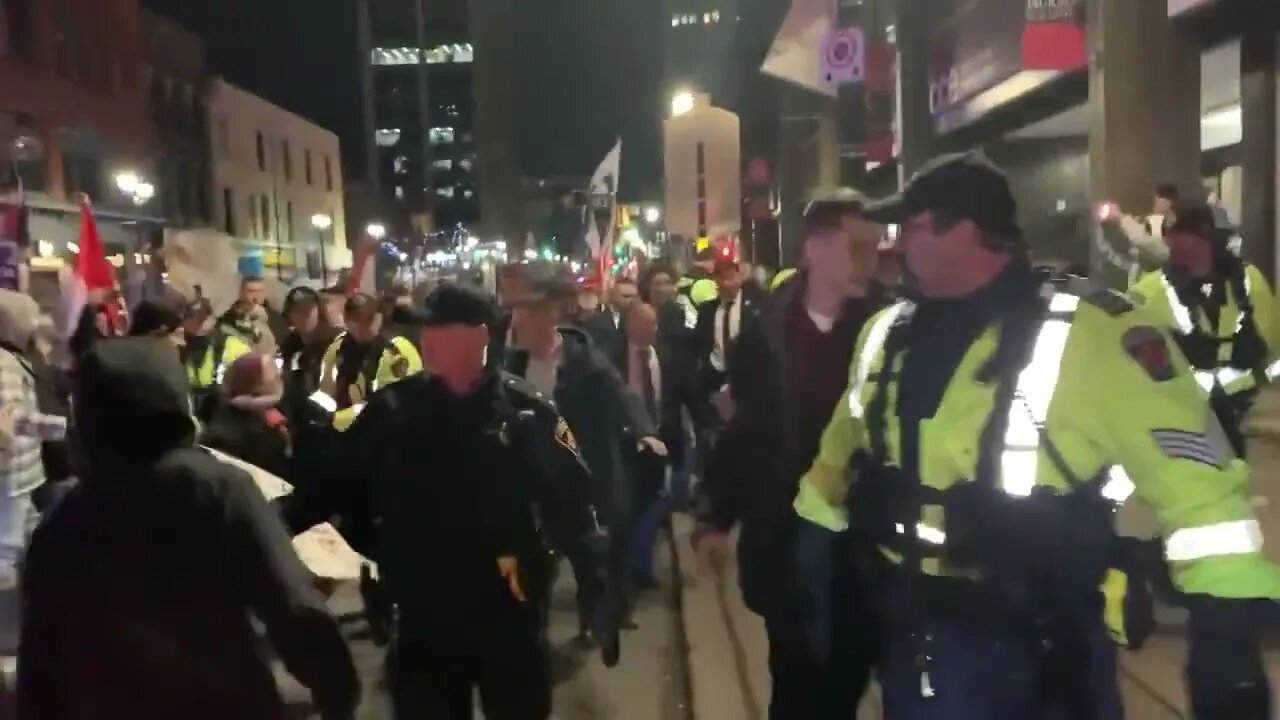 👀 Justin Trudeau swarmed by angry protesters outside the Bread Bar in Hamilton, Ontario.