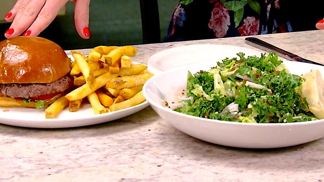 4 Brilliant Restaurant Hacks to Cut Calories Dining Out