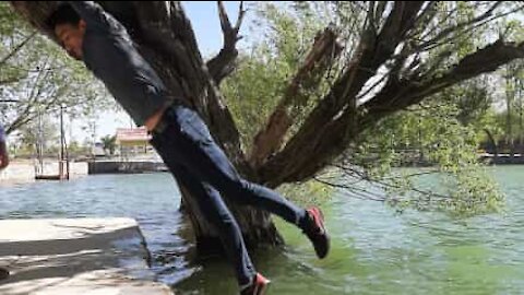 Son acrobatie lui fait frôler l'eau sans y tomber !