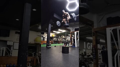 What hes doing up there 😳#shorts #shortsfeed #shortvideo #gym #gymlife #fitness #viral