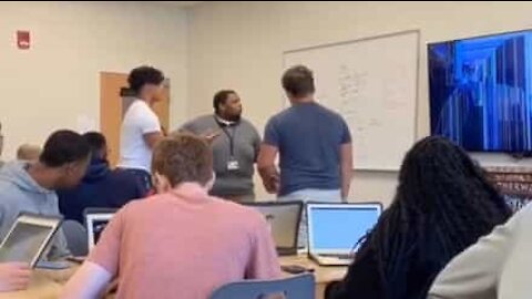 Professor entra em pânico com partida dos alunos