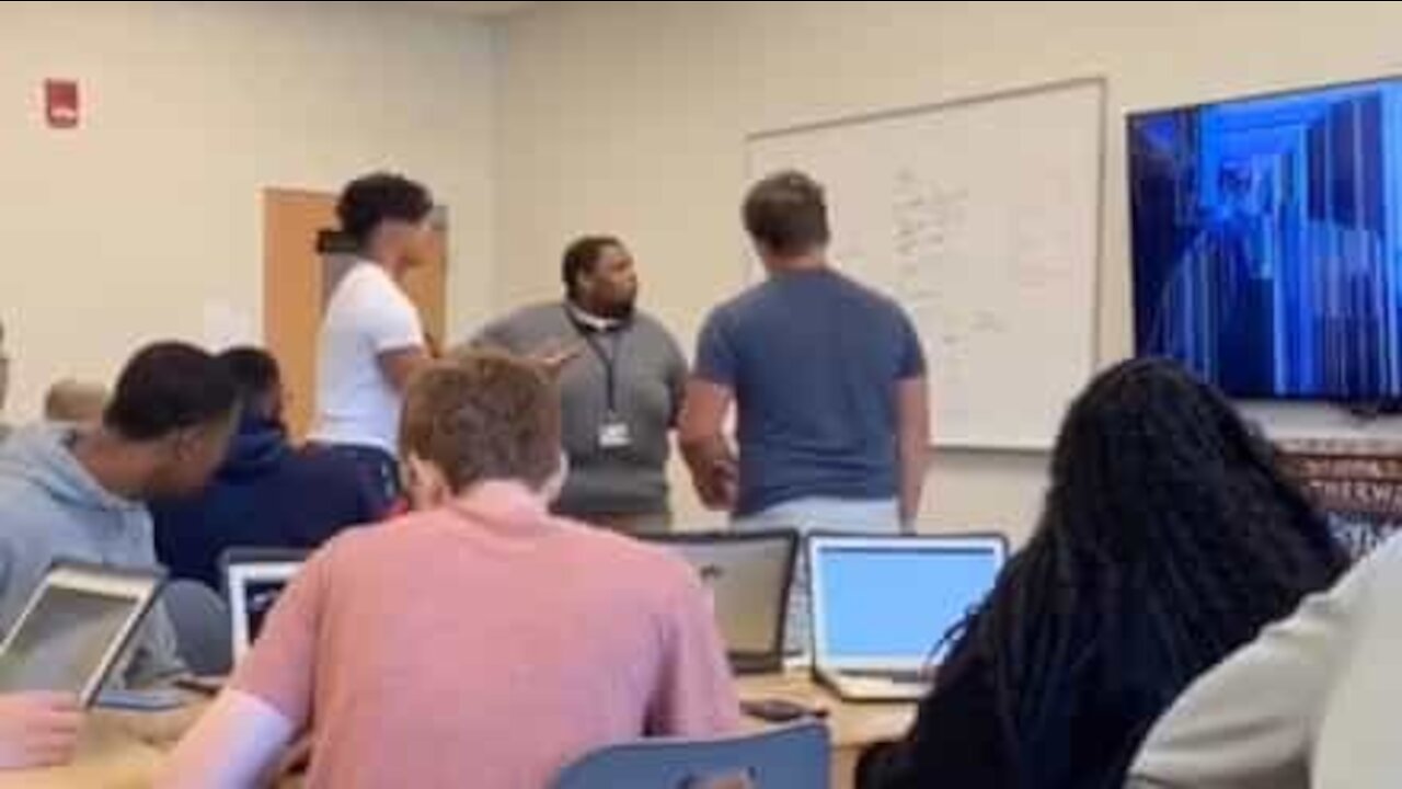 Professor entra em pânico com partida dos alunos