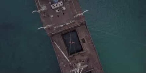 Faire de la slackline sur une épave de bateau à Lanzarote